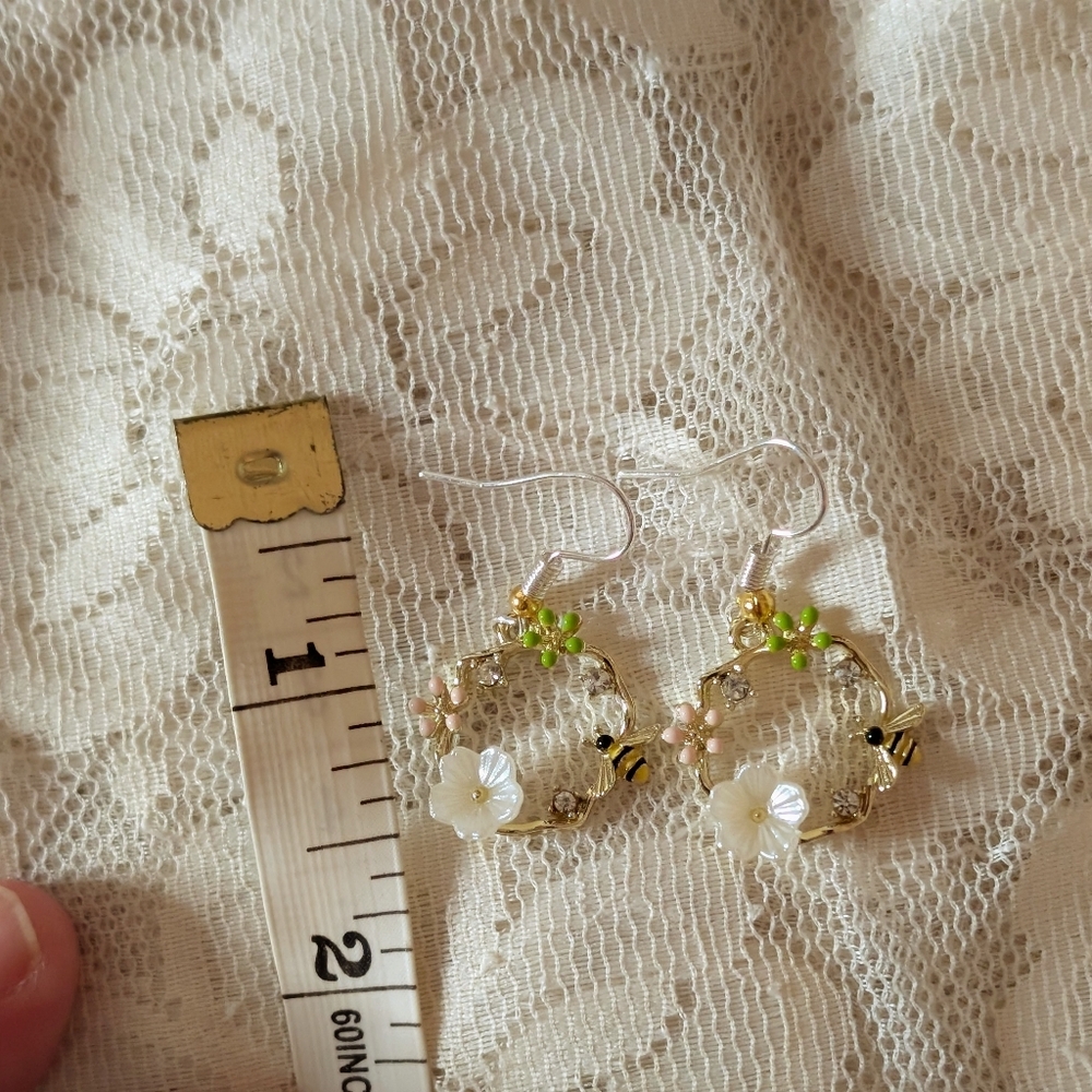 Handcrafted White Floral & Bee In Gold Tone Pierced Earrings - Picture 4 of 6